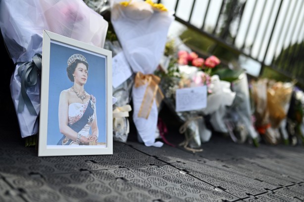 Foto - İngiltere Kraliçesi 2. Elizabeth öldü, Avustralya bayrakları yarıya indirdi