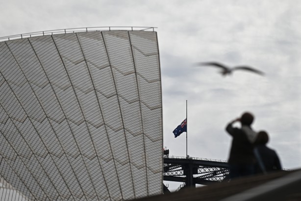 Foto - İngiltere Kraliçesi 2. Elizabeth öldü, Avustralya bayrakları yarıya indirdi