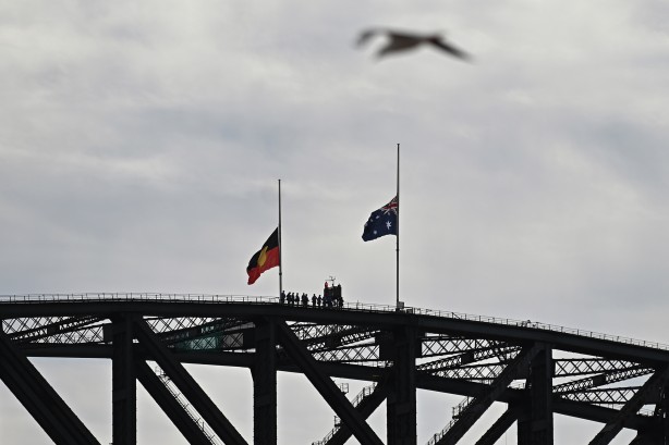 Foto - İngiltere Kraliçesi 2. Elizabeth öldü, Avustralya bayrakları yarıya indirdi