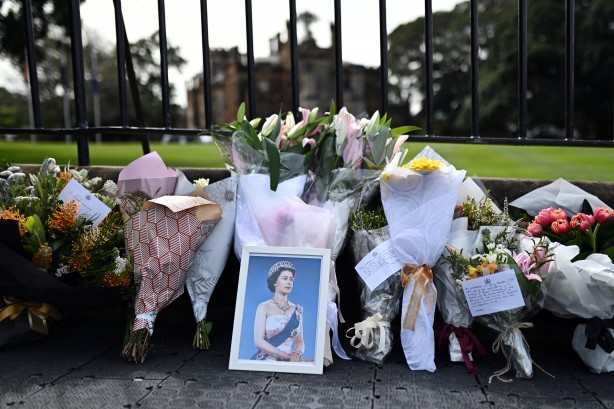 Foto - İngiltere Kraliçesi 2. Elizabeth öldü, Avustralya bayrakları yarıya indirdi