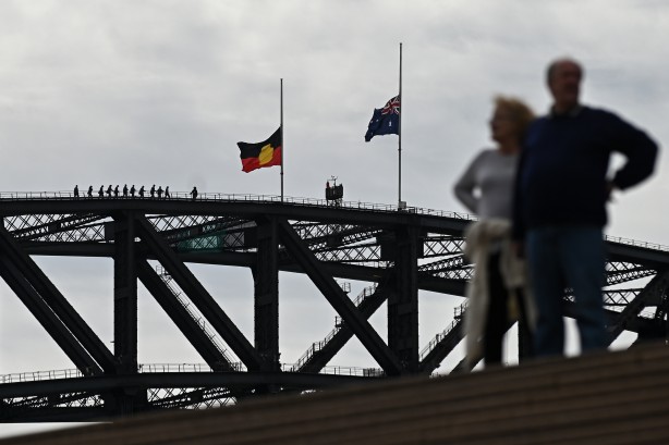 Foto - İngiltere Kraliçesi 2. Elizabeth öldü, Avustralya bayrakları yarıya indirdi
