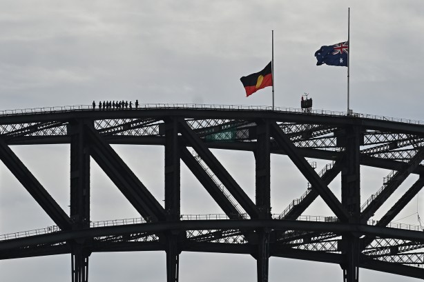 Foto - İngiltere Kraliçesi 2. Elizabeth öldü, Avustralya bayrakları yarıya indirdi