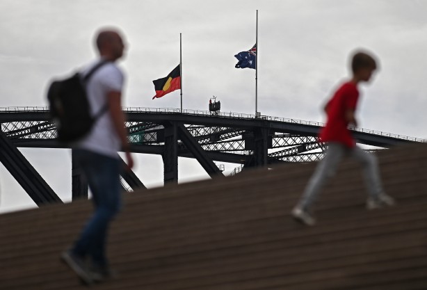 Foto - İngiltere Kraliçesi 2. Elizabeth öldü, Avustralya bayrakları yarıya indirdi