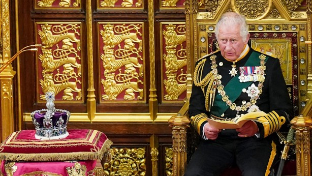 İngiltere paraya basıyor, bizim laikçiler küfrediyor