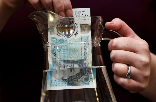 Foto - İngiltere plastik paraya geçiyor