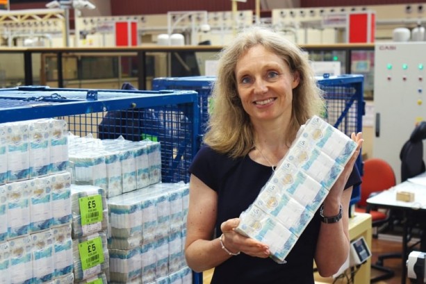 İngiltere plastik paraya geçiyor