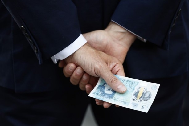 Foto - İngiltere plastik paraya geçiyor