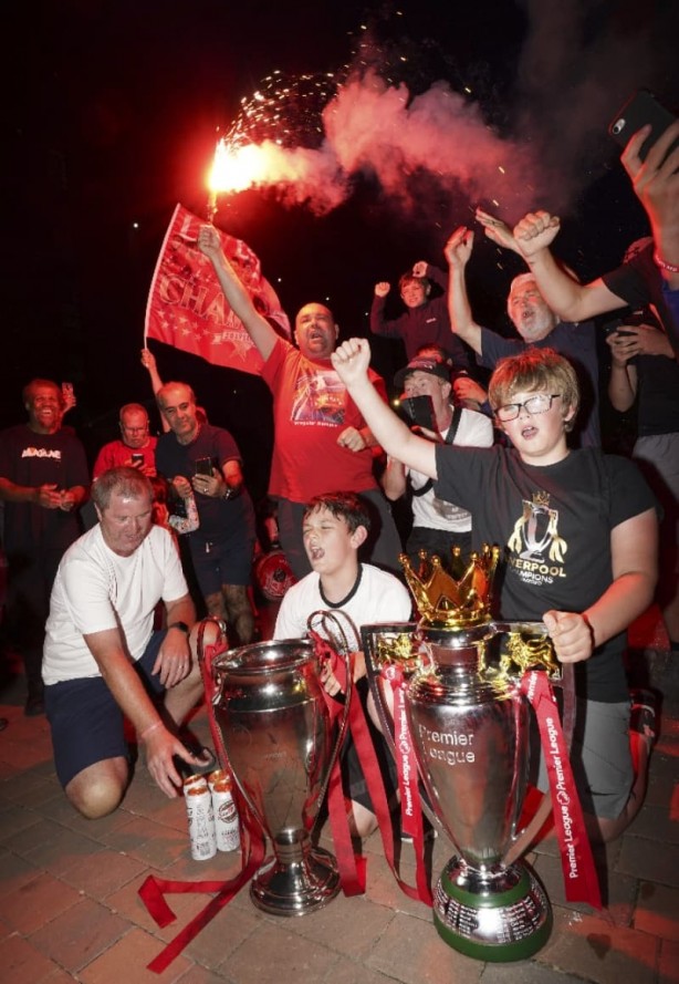Foto - İngiltere Premier Lig'de 30 yıl sonra şampiyonluklarını ilan ettiler! Korona kutlamaların yanında tarih oldu