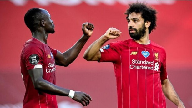 Foto - İngiltere Premier Lig'de 30 yıl sonra şampiyonluklarını ilan ettiler! Korona kutlamaların yanında tarih oldu