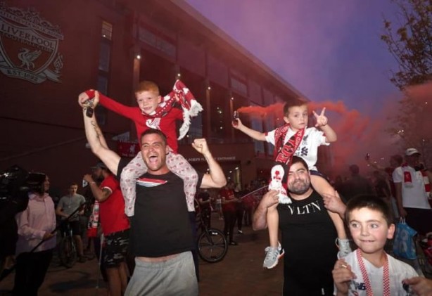 Foto - İngiltere Premier Lig'de 30 yıl sonra şampiyonluklarını ilan ettiler! Korona kutlamaların yanında tarih oldu