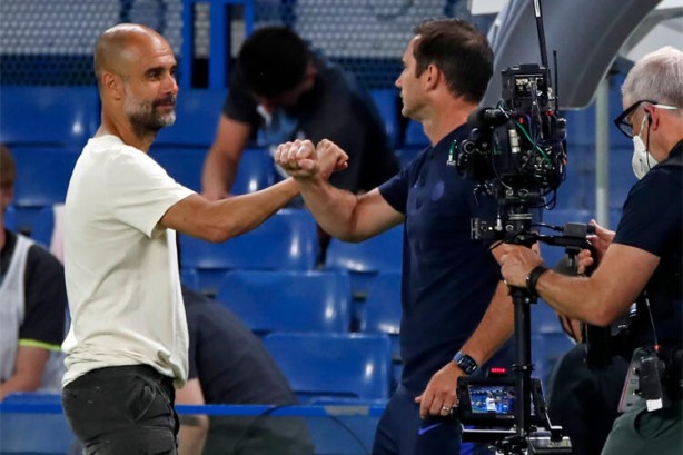 Foto - İngiltere Premier Lig'de 30 yıl sonra şampiyonluklarını ilan ettiler! Korona kutlamaların yanında tarih oldu