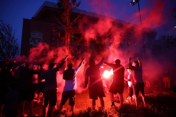 Foto - İngiltere Premier Lig'de 30 yıl sonra şampiyonluklarını ilan ettiler! Korona kutlamaların yanında tarih oldu