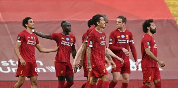 Foto - İngiltere Premier Lig'de 30 yıl sonra şampiyonluklarını ilan ettiler! Korona kutlamaların yanında tarih oldu