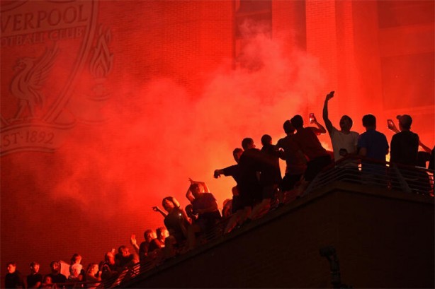Foto - İngiltere Premier Lig'de 30 yıl sonra şampiyonluklarını ilan ettiler! Korona kutlamaların yanında tarih oldu