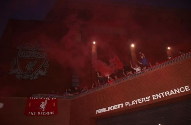 Foto - İngiltere Premier Lig'de 30 yıl sonra şampiyonluklarını ilan ettiler! Korona kutlamaların yanında tarih oldu