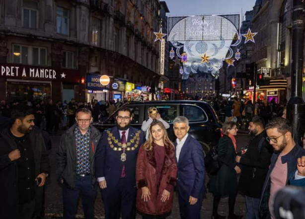 Foto - İngiltere sokakları Ramazanla ışıldadı