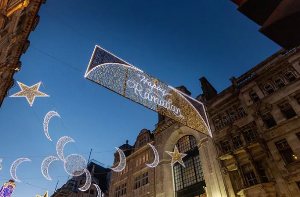 Foto - İngiltere sokakları Ramazanla ışıldadı