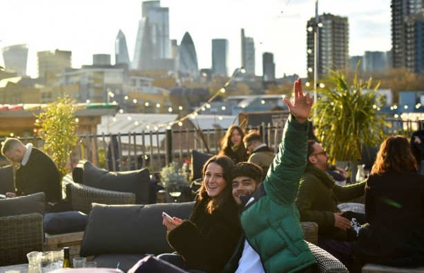 Foto - İngiltere'de 97 gün sonra yasaklar kalktı! Sokaklar doldu taştı