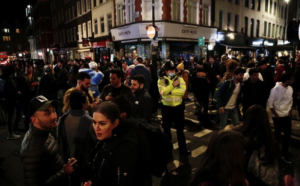 Foto - İngiltere'de 97 gün sonra yasaklar kalktı! Sokaklar doldu taştı