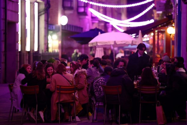 Foto - İngiltere'de 97 gün sonra yasaklar kalktı! Sokaklar doldu taştı