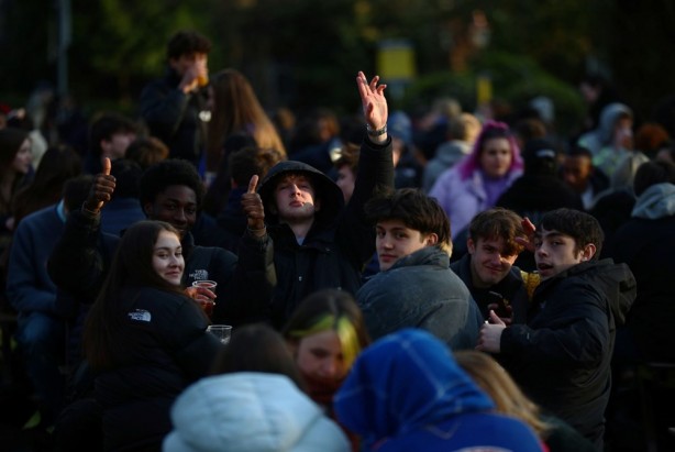 Foto - İngiltere'de 97 gün sonra yasaklar kalktı! Sokaklar doldu taştı
