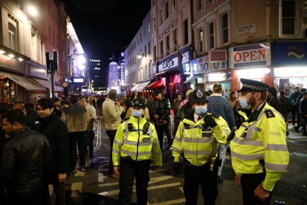 Foto - İngiltere'de 97 gün sonra yasaklar kalktı! Sokaklar doldu taştı