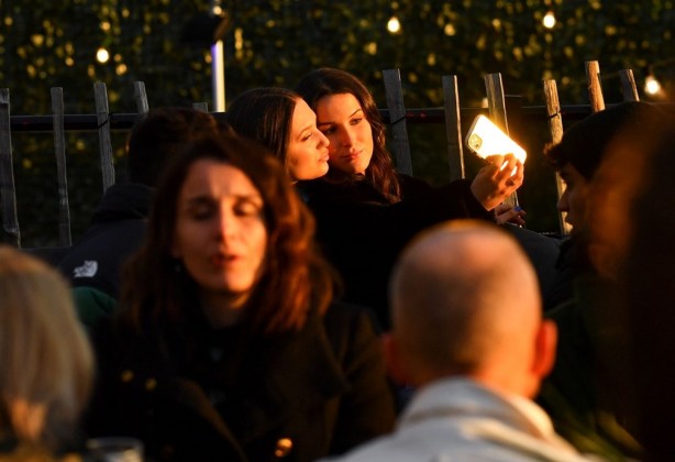 İngiltere'de 97 gün sonra yasaklar kalktı! Sokaklar doldu taştı