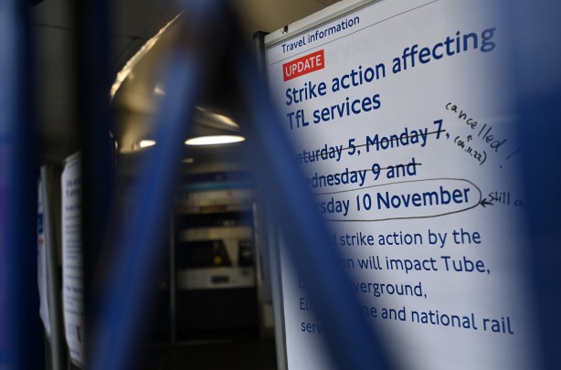 Foto - İngiltere'de demiryolu işçileri ayaklanınca seferler durdu!