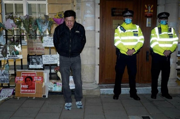 Foto - İngiltere'de resmen darbe! Myanmar'ın Londra Büyükelçisi elçilik binasına alınmadı