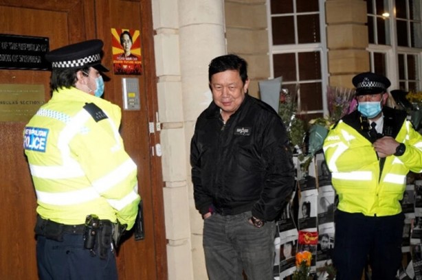 İngiltere'de resmen darbe! Myanmar'ın Londra Büyükelçisi elçilik binasına alınmadı