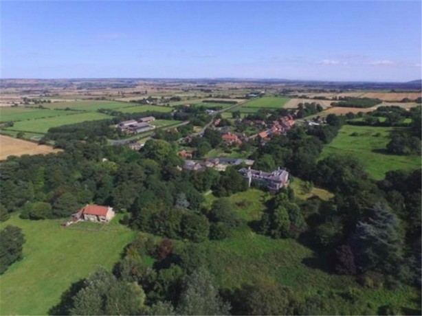 Foto - İngiltere'de satılık köy!