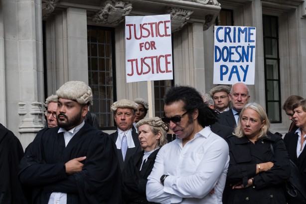 Foto - İngiltere'de sorunlar bitmiyor! Avukatlar greve gitti