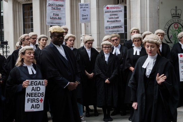 İngiltere'de sorunlar bitmiyor! Avukatlar greve gitti