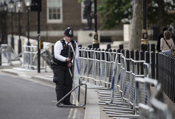 Foto - İngiltere'de şüpheli paket paniği! Cadde trafiğe kapatıldı