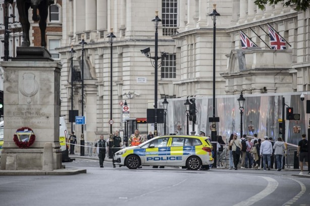Foto - İngiltere'de şüpheli paket paniği! Cadde trafiğe kapatıldı