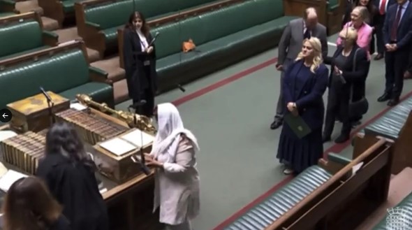 Foto - İngiltere'de laiklik elden gidiyor! Türk vekil Kur'an-ı Kerim önünde yemin etti!