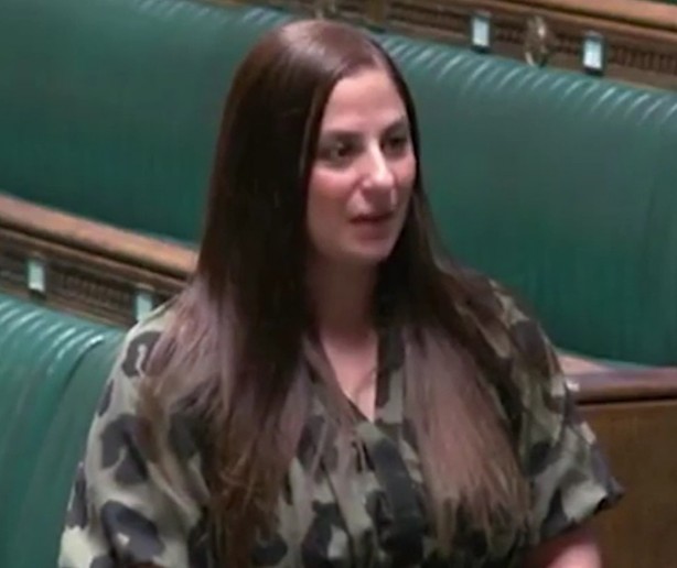 İngiltere'de laiklik elden gidiyor! Türk vekil Kur'an-ı Kerim önünde yemin etti!