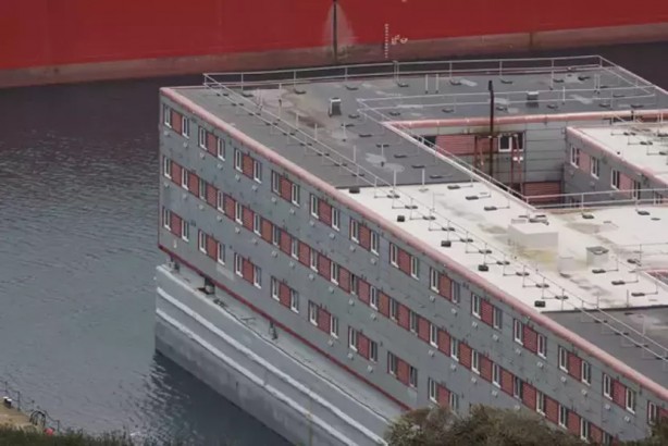 Foto - İngiltere'nin çok tepki alan ve tartışılan 'cezaevi gemisi' yeniden devrede! Güvenli bölgede demirli 