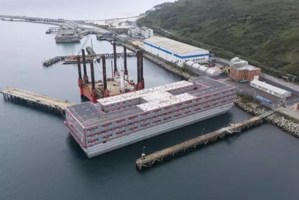 Foto - İngiltere'nin çok tepki alan ve tartışılan 'cezaevi gemisi' yeniden devrede! Güvenli bölgede demirli 