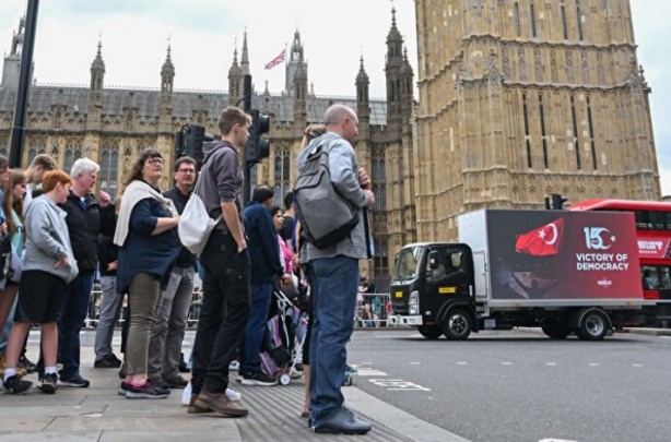 İngiltere’ye 15 Temmuz damgası! Milletin destanı Londra sokaklarında