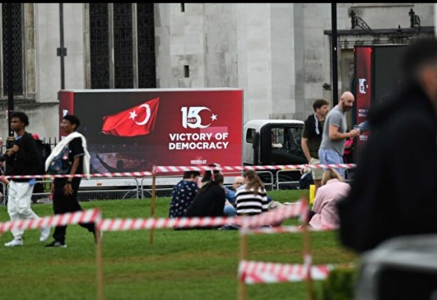Foto - İngiltere’ye 15 Temmuz damgası! Milletin destanı Londra sokaklarında