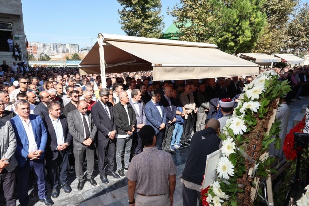 İnna lillahi ve inna ileyhi raciun… Yasin Kartoğlu’nun annesi dualarla uğurlandı