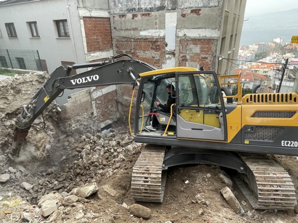 İnşaat çalışması sırasında bir evin duvarı yıkıldı