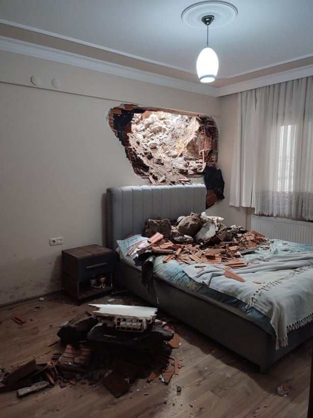 Foto - İnşaat çalışması sırasında bir evin duvarı yıkıldı