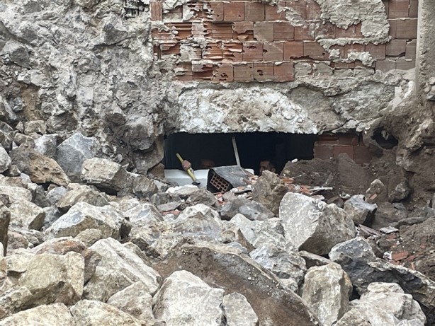 Foto - İnşaat çalışması sırasında bir evin duvarı yıkıldı