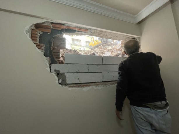 Foto - İnşaat çalışması sırasında bir evin duvarı yıkıldı