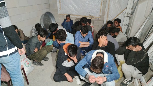 İnşaat halindeki evden 20 düzensiz göçmen çıktı!