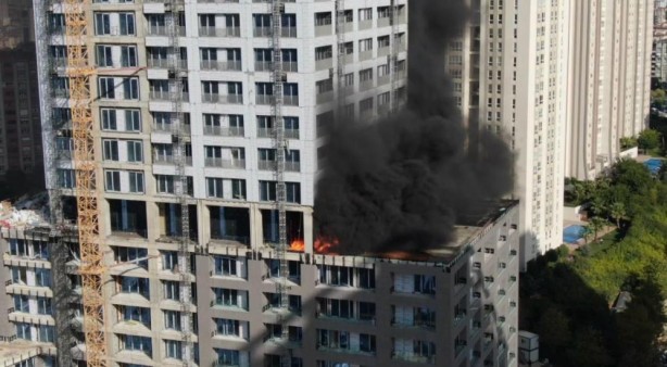 Foto - İnşaat halindeki rezidansta yangın!