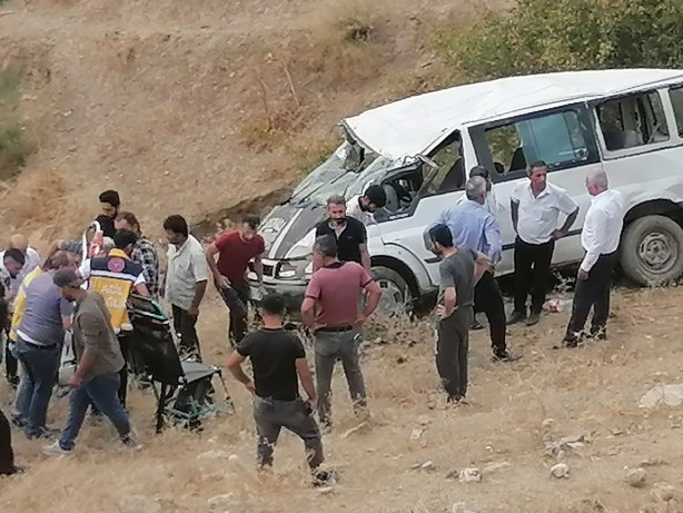 İnşaat işçilerini taşıyan midibüs uçuruma yuvarlandı