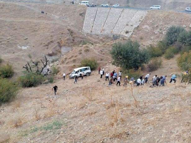 Foto - İnşaat işçilerini taşıyan midibüs uçuruma yuvarlandı